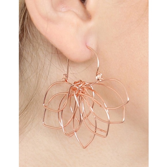 ⚫️5/25 Wire Floral Petal Earrings - Picture 4 of 4